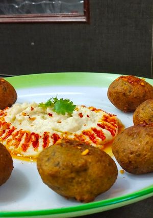 A picture of Falafal with humus.