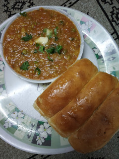 બટર પાવ ભાજી(butter pav bhaji in Gujarati) રેસીપી મુખ્ય ફોટો