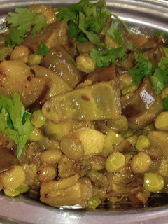 તુવેર રીંગણા નું શાક (Tuver Ringan Shak Recipe In Gujarati) રેસીપી મુખ્ય ફોટો