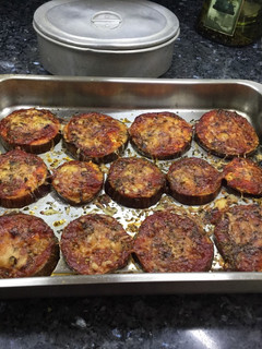 Una foto de Mini pizzas de berenjena