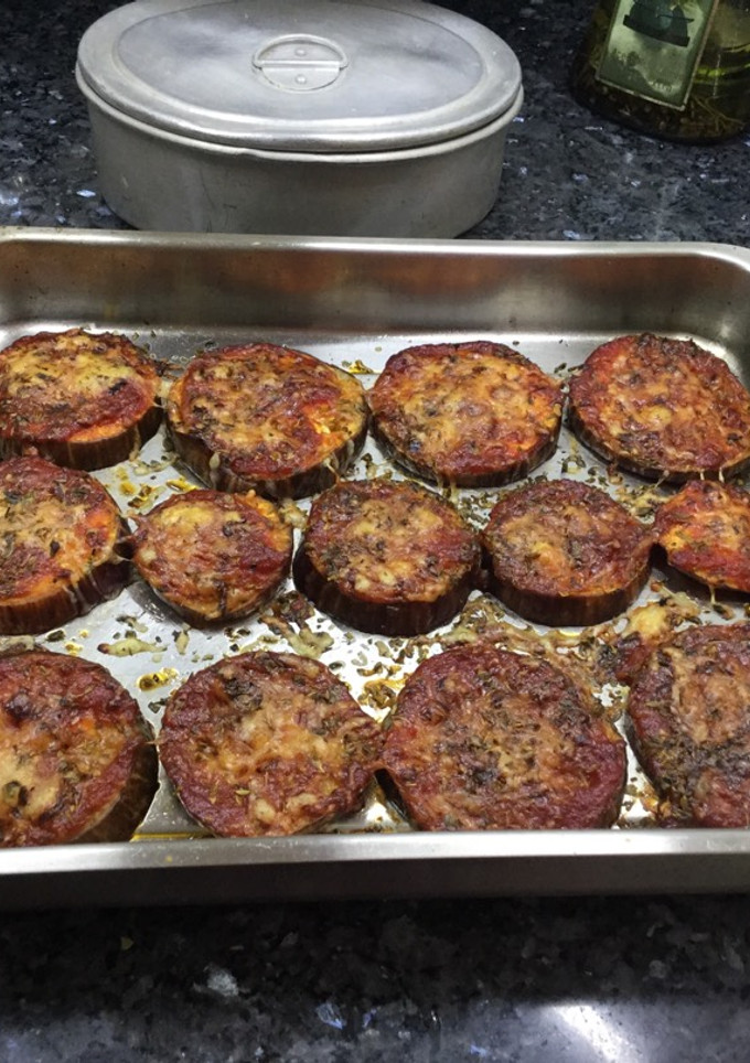Una foto de Mini pizzas de berenjena