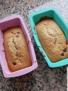 Una foto de Bizcocho con leche de avellanas y pepitas de chocolate