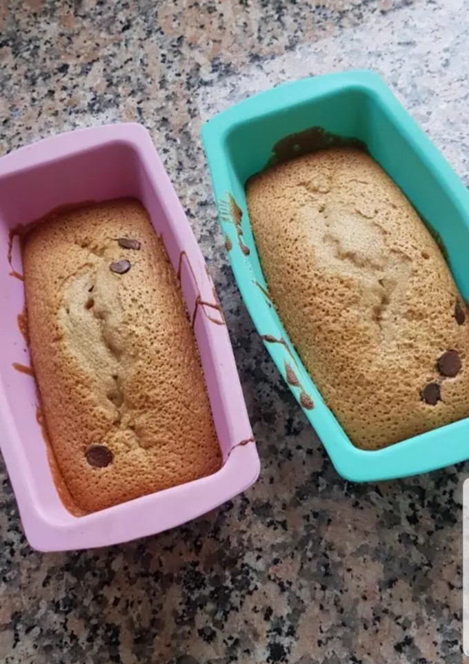 Una foto de Bizcocho con leche de avellanas y pepitas de chocolate
