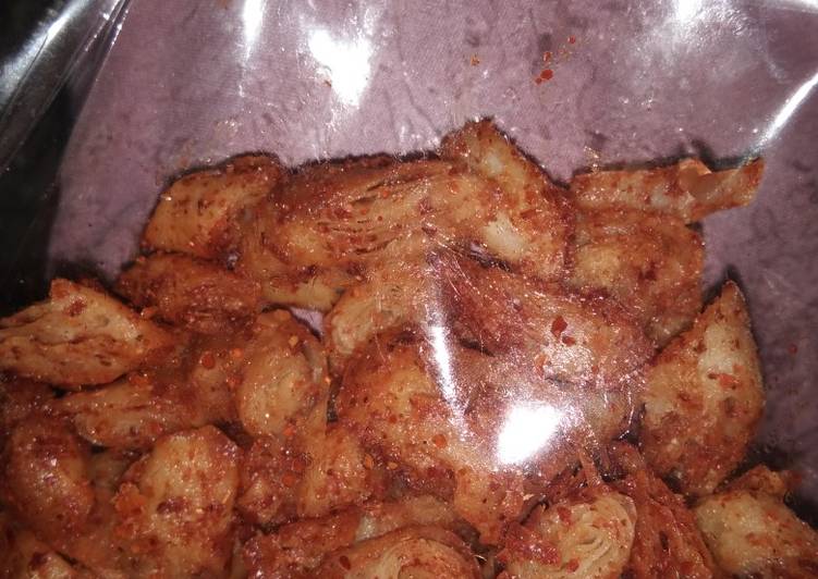Keripik kulit lumpia pedas gurih