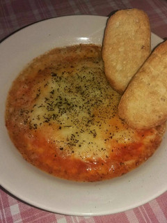 Una foto de Provolone al horno con tomate