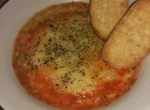 Una foto de Provolone al horno con tomate