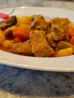 Una foto de Estofado de cerdo con patatas y zanahorias