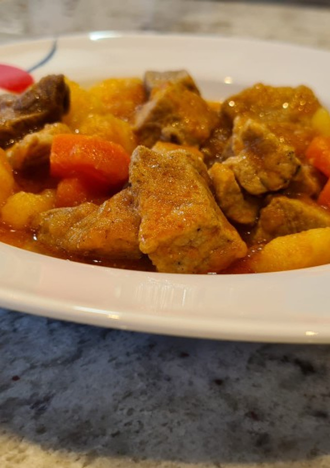 Una foto de Estofado de cerdo con patatas y zanahorias