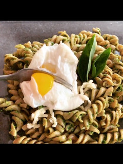 Una foto de Fideos integrales pesto albahaca sin crema opción saludable