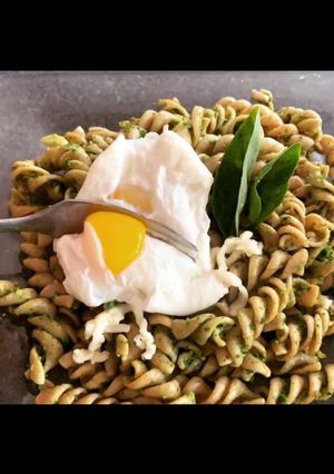 Una foto de Fideos integrales pesto albahaca sin crema opción saludable