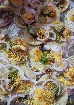 સુરત ની ફેમસ આલુ પૂરી (Surat Famous Aloo Poori Recipe In Gujarati) રેસીપી મુખ્ય ફોટો