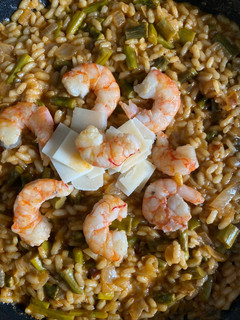 Una foto de Risotto de espárragos con gamba roja