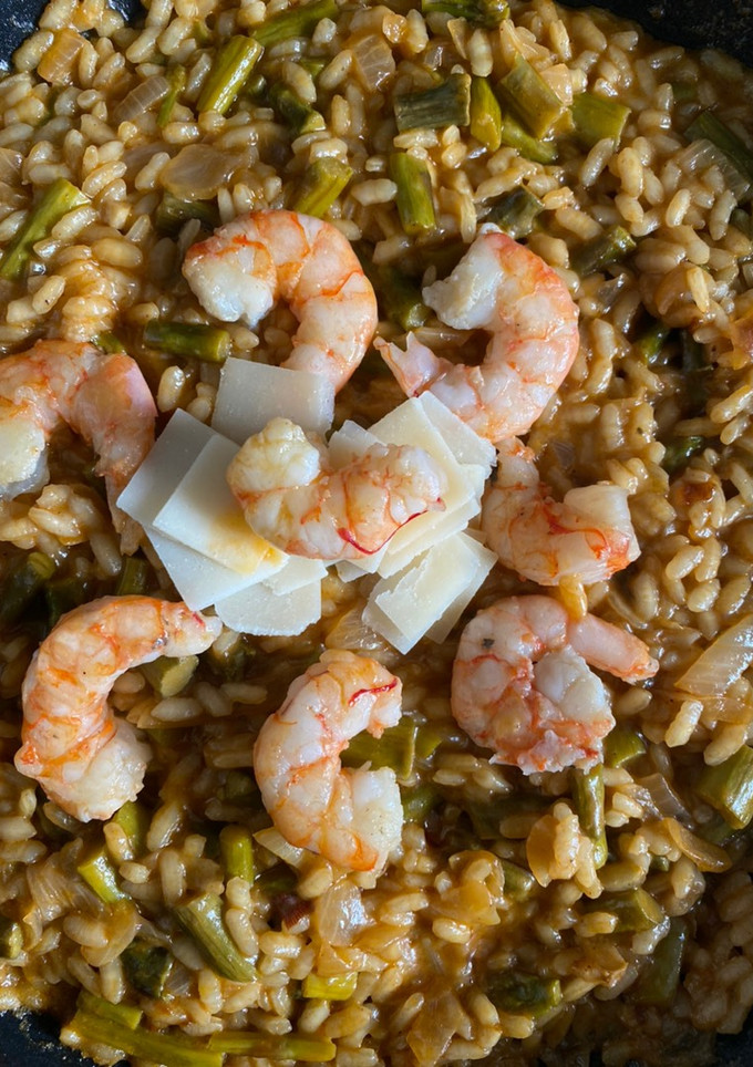 Una foto de Risotto de espárragos con gamba roja