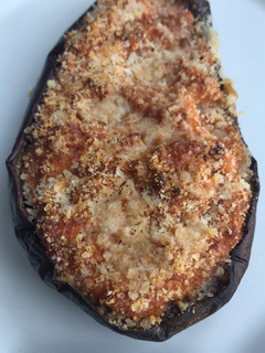 Una foto de Berenjena rellena de salchichas frescas