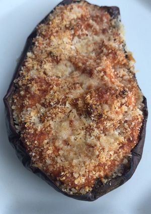 Una foto de Berenjena rellena de salchichas frescas