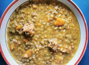 Una foto de Lentejas con arroz y longaniza