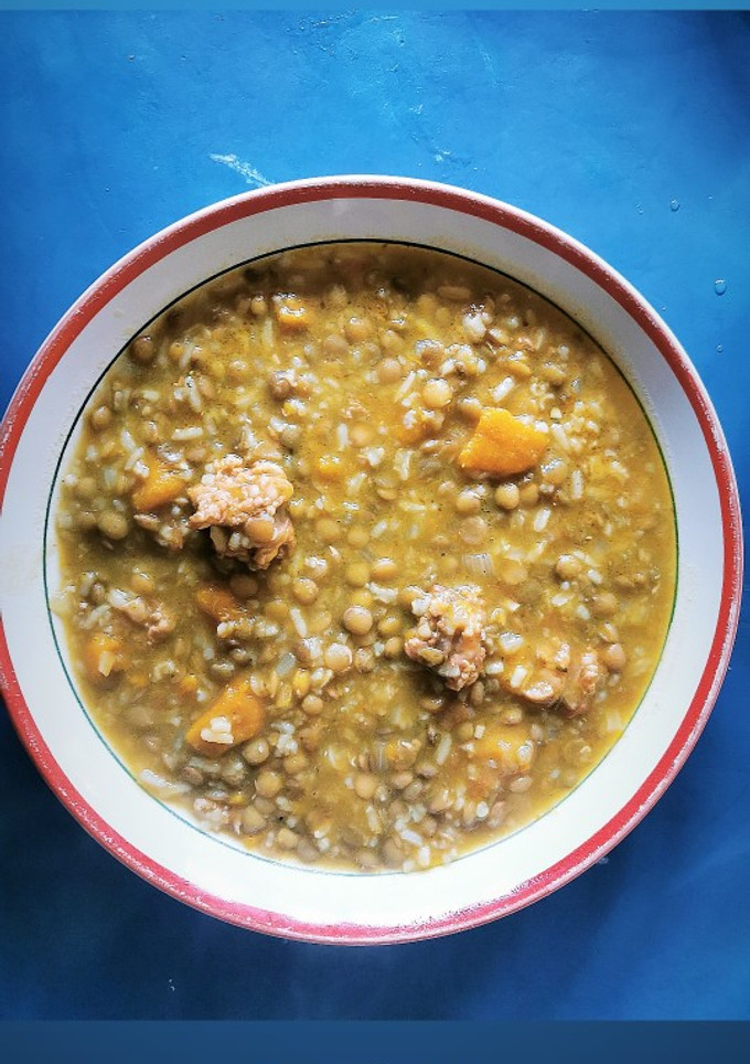 Una foto de Lentejas con arroz y longaniza