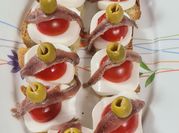 Una foto de tostada de anchoa