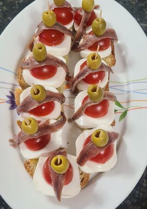 Foto principal de 181. Tostas de Queso Fresco y Anchoas