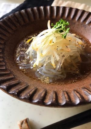 A picture of Vegetarian Ramen (Shojin-Ramen) Using zen pasta (dried shirataki).