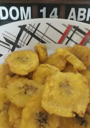 Una foto de Patacones receta de Dario y una extra Chifles...
