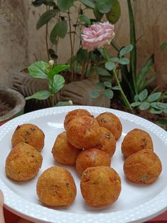 લેફ્ટ ઓવર ખીચડી કબાબ (Left Over Khichdi Kebab Recipe In Gujarati) રેસીપી મુખ્ય ફોટો