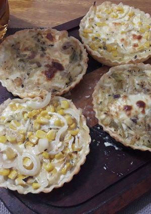 Una foto de Tarteletas de humita & cebolla y queso
