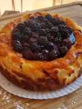Tarta de queso con moras y coulis con base de galletas