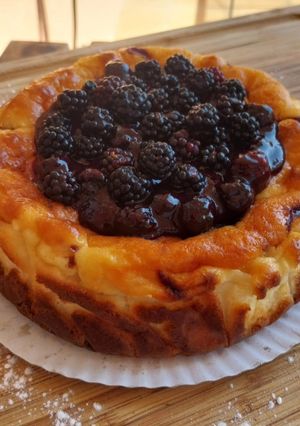 Foto principal de Tarta de queso con moras y coulis con base de galletas