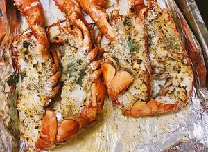 Hình của món Tôm hùm nướng bơ tỏi.
