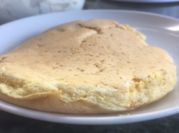 Una foto de pancakes de naranja
