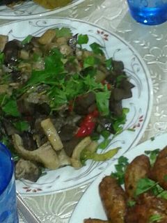 صورة لوصفة فتة مصري باللحمة وممبار وفشه وكرشه بالبقدونس