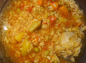 Una foto de Guiso de arroz con pollo