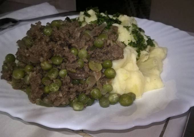 Mashed potatoes with minced meat and green peas stew