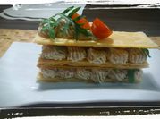 Una foto de pastas con crema con tomates cherry