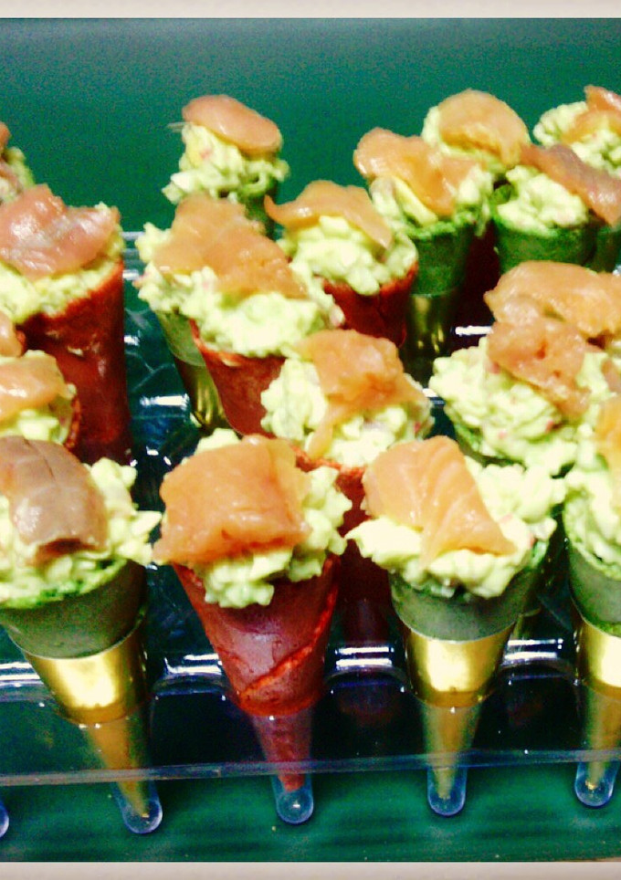 Una foto de Miniconos de salmón y aguacate