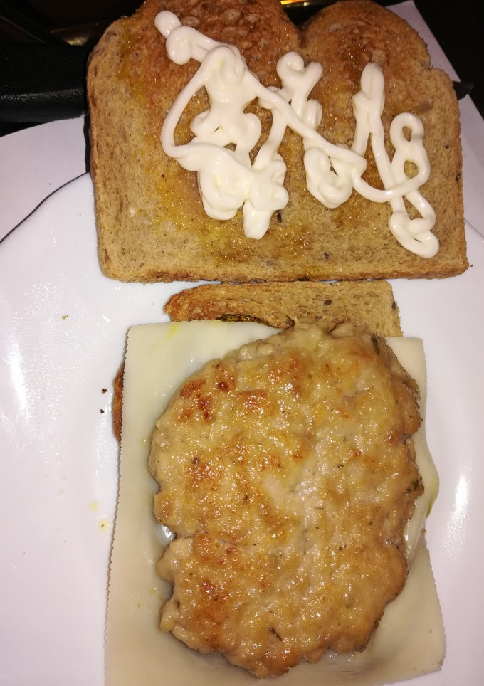 Una foto de Hamburguesa con queso y calabacín