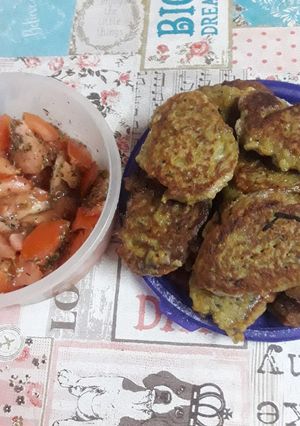 Una foto de Bocadillos de Berenjenas, papa y zanahoria y Ensalada de tomates