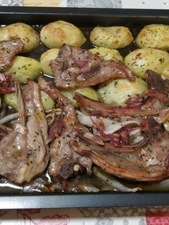Una foto de Chuletas de cordero con patatas al horno