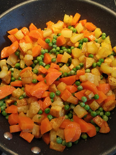 Una foto de Salteado de patata, zanahoria y guisantes