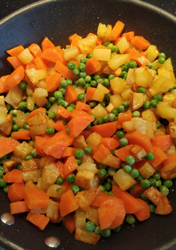 Una foto de Salteado de patata, zanahoria y guisantes