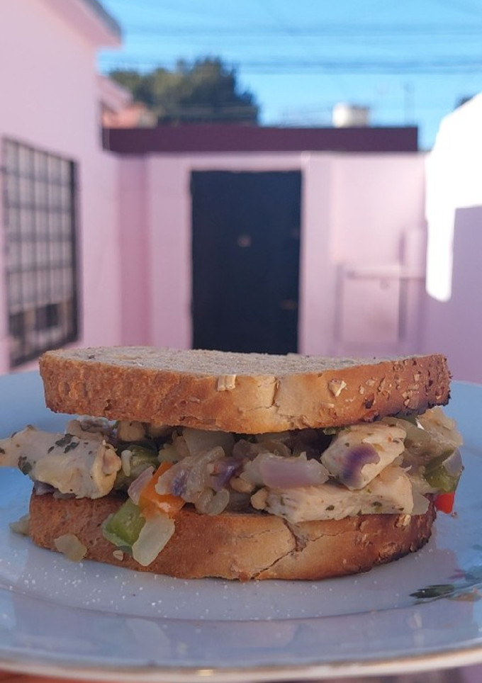 Una foto de Sándwich súper completo de pollo y verduras saludable🥪