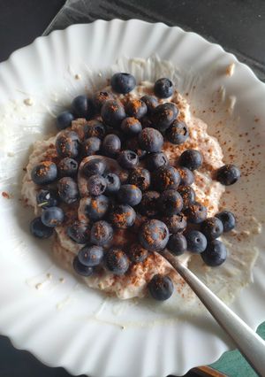 Una foto de Avena con yogurt y fruta (vegan)