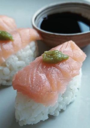 Una foto de Nigiris de salmón