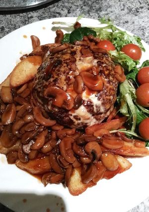 Hình của món Burger bò nhân phô mai sốt nấm.