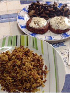 Una foto de Arroz al curry con lentejas y hamburguesas vegetales con mozzarella y champiñones