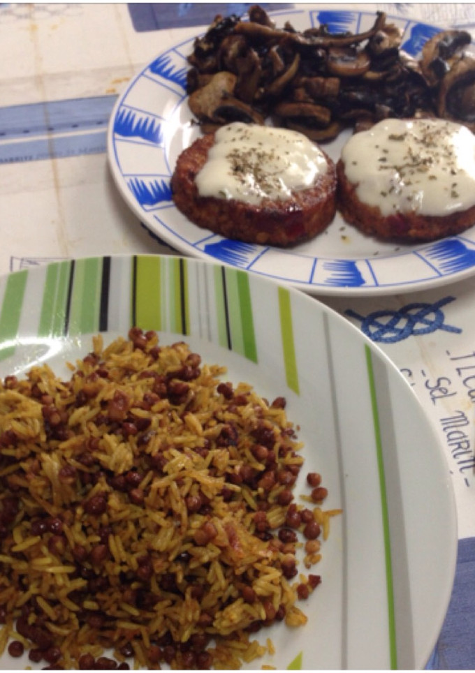Una foto de Arroz al curry con lentejas y hamburguesas vegetales con mozzarella y champiñones