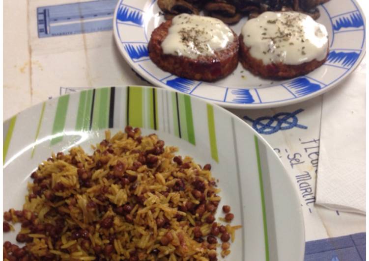 Arroz al curry con lentejas y hamburguesas vegetales con mozzarella y champiñones