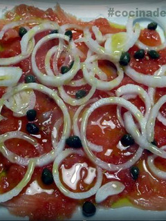 Una foto de Salmón ahumado con alcaparras