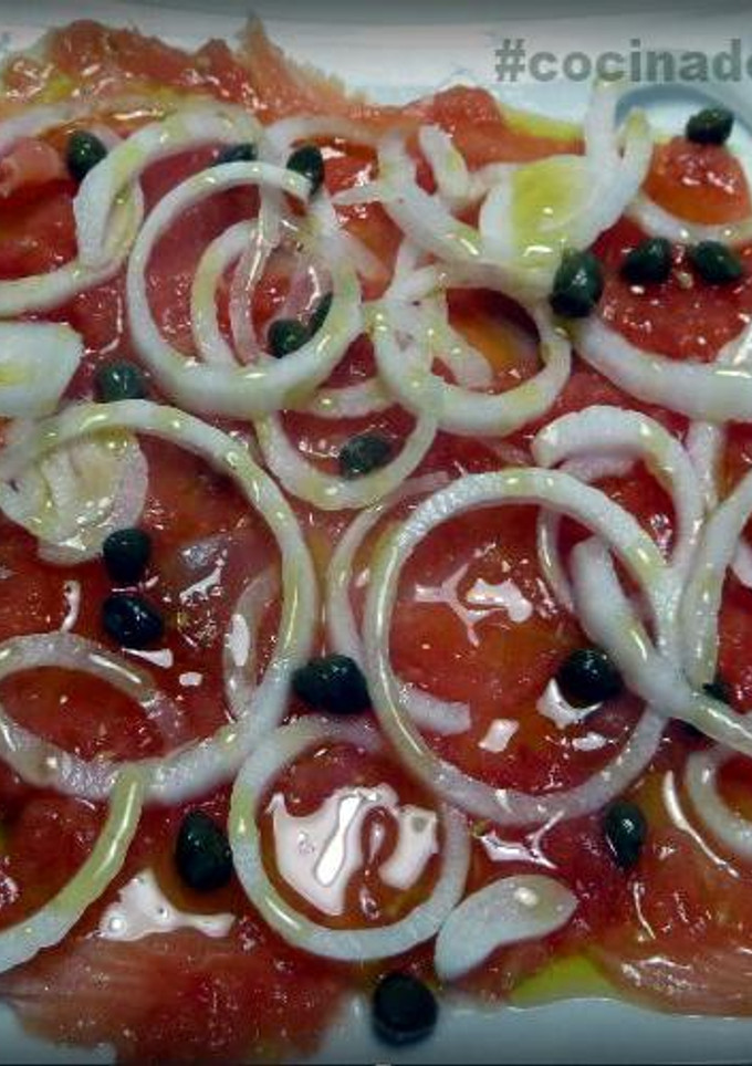 Una foto de Salmón ahumado con alcaparras